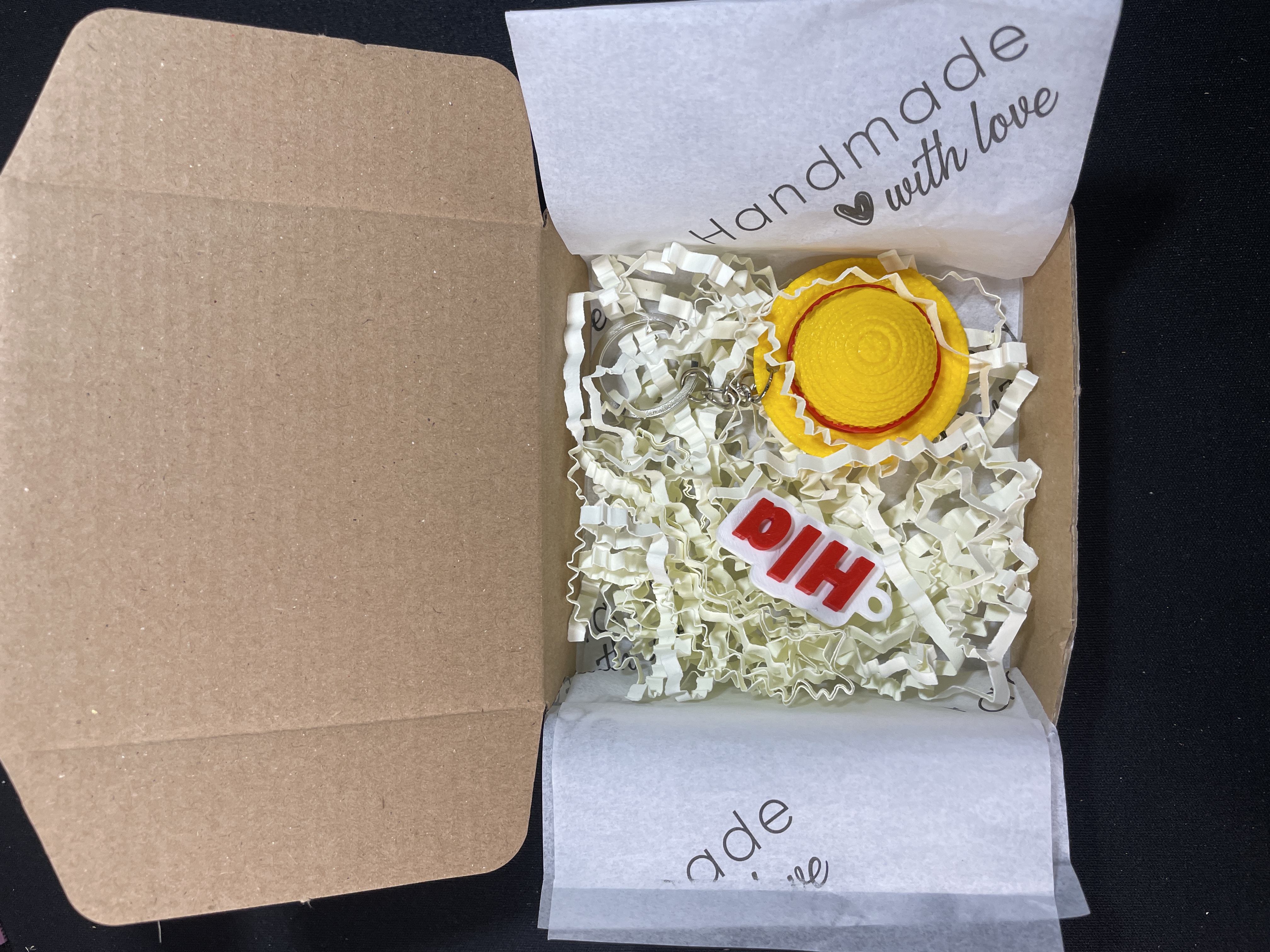 مجسم دب أصفر بقميص أحمر - طباعة ثلاثية الأبعاد