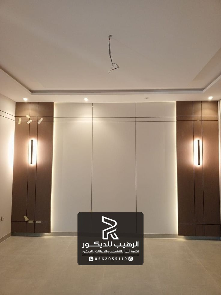 تكسيات بديل شيبورد بني على جانبي جدار أبيض مضاء