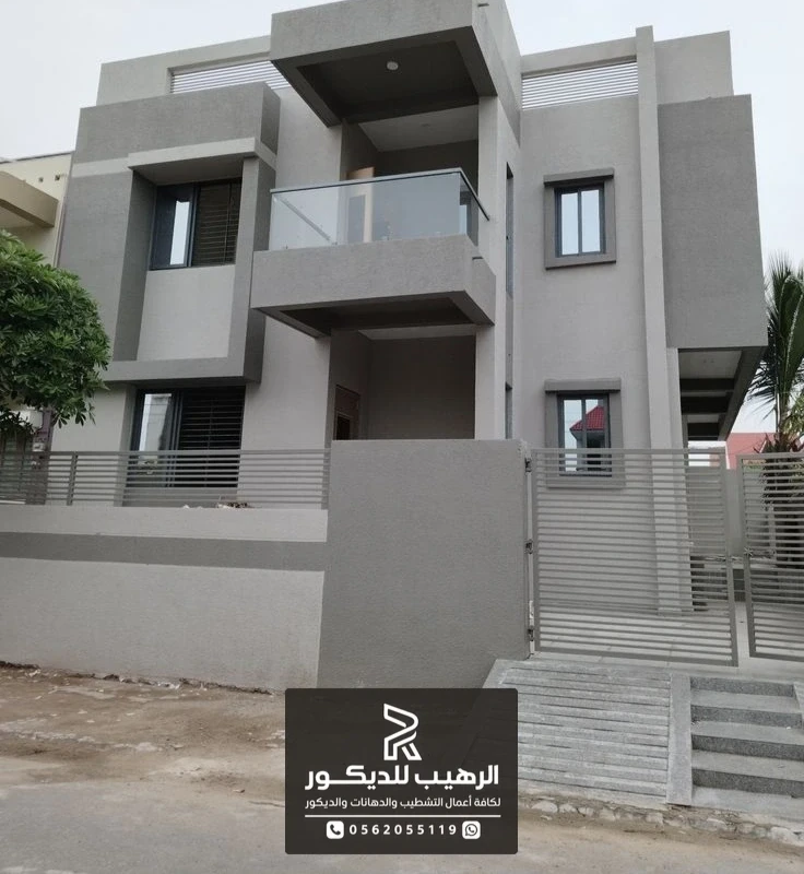 واجهة فيلا خارجية رمادية بتصميم عصري وشرفات معدنية