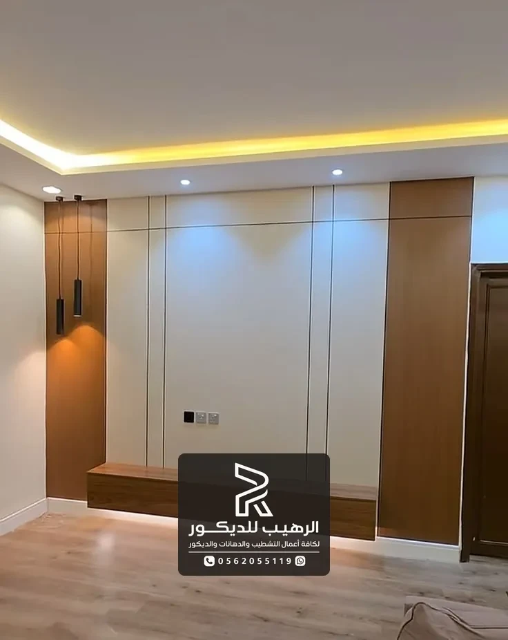 خلفية تلفزيون بديل خشب بني مع رفوف تخزين سفلية