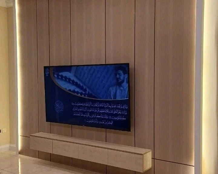 ديكورات شاشات وخلفيات تلفزيون خشبية حديثة مع إضاءة ليد في جدة