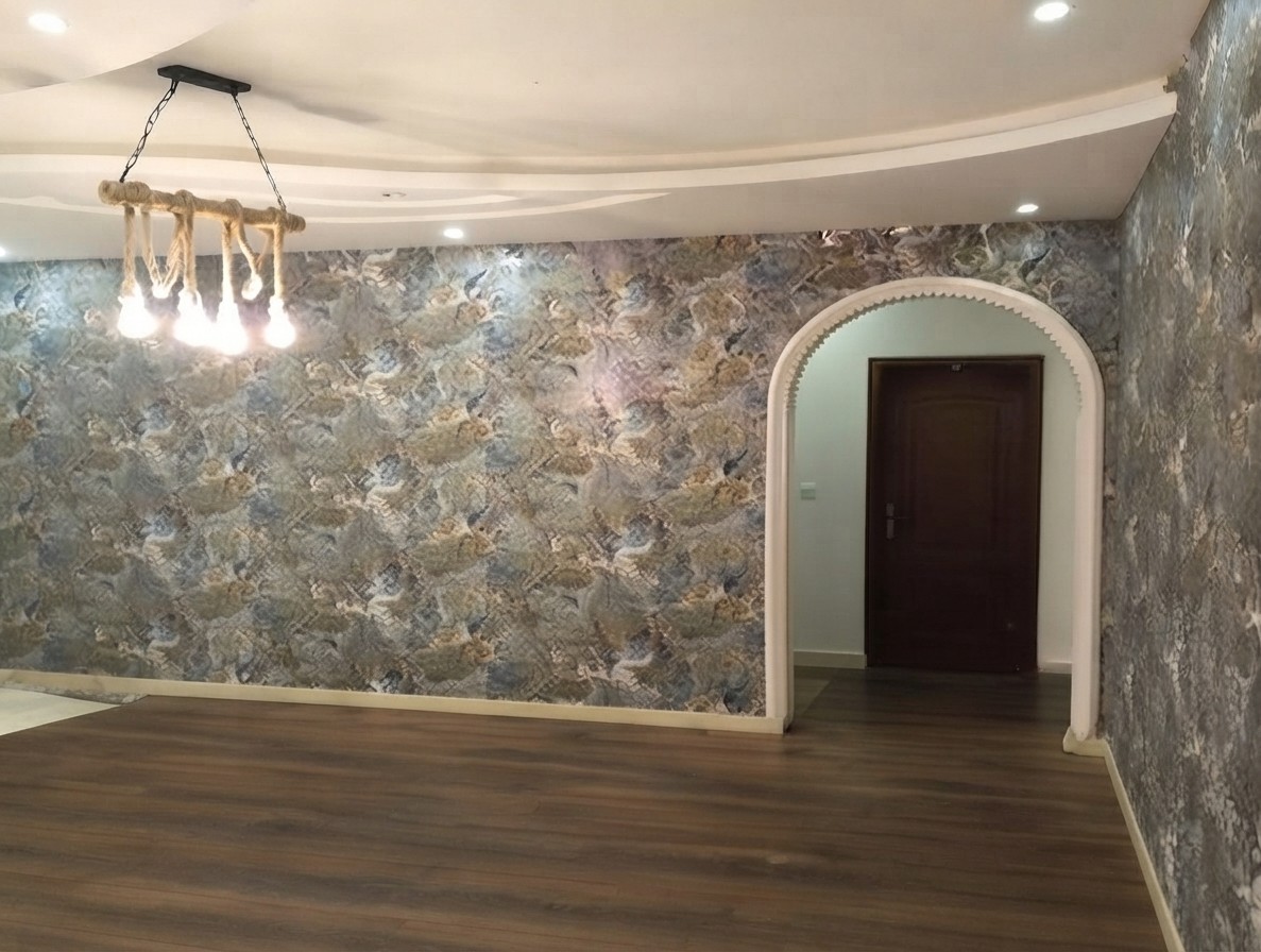تنفيذ ورق جدران بتصميم فني مموج يضفي فخامة على الجدران الداخلية بجدة